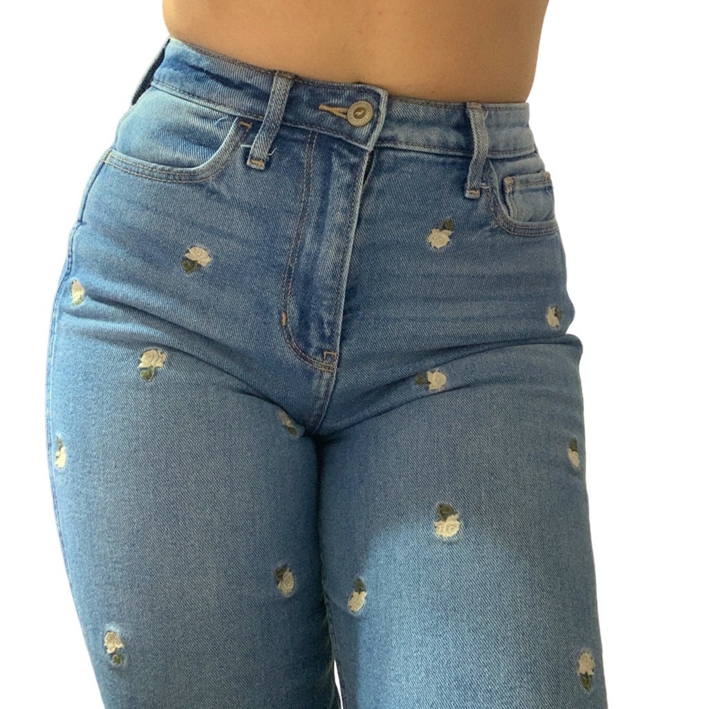 Hollister Ultra High Rise Mom Jeans Embroidered Flowers size 3L (25 or 26)